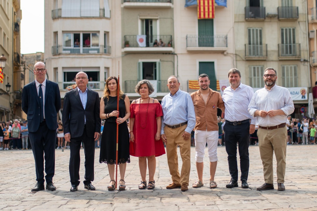 Les autoritats abans de la tronada. Foto: Cedida