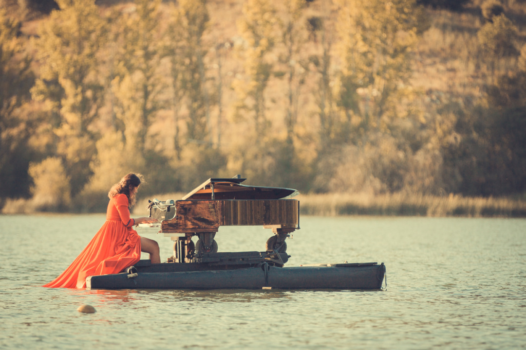 Una imatge de l'espectacle “La Pianista Roja” de Le PianO du Lac. Foto: Cedida