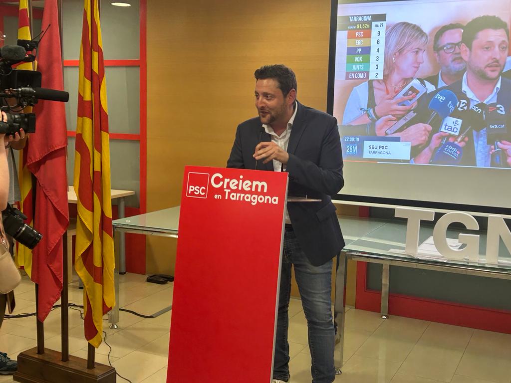 El socialista Rubén Viñuales parlant a la militància la nit electoral. Foto: Tots21