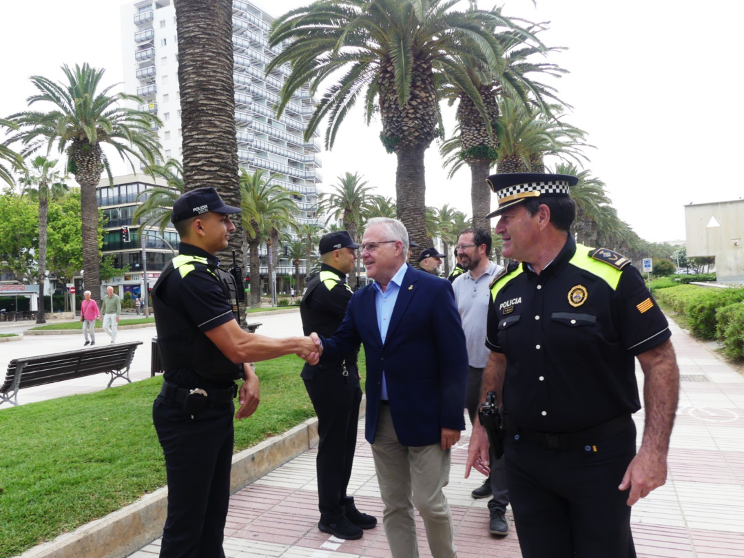 L'alcalde, Pere Granados, saludant els agents. Foto: Cedida