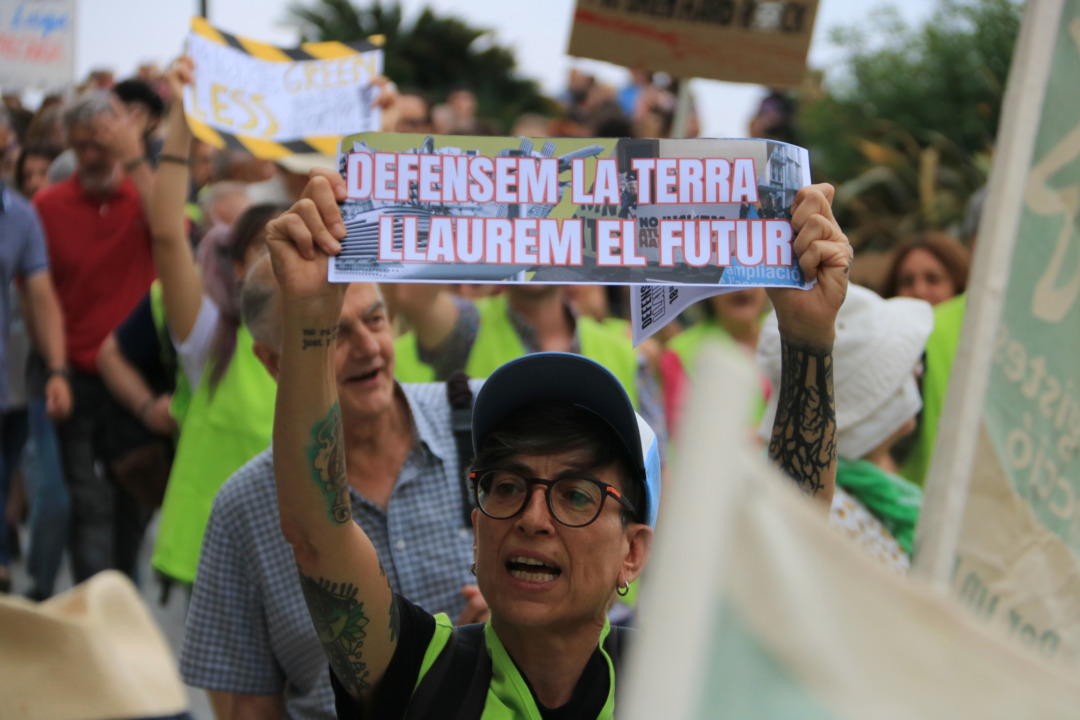 Una de les manifestants amb una de les proclames de la protesta. Foto: ACN