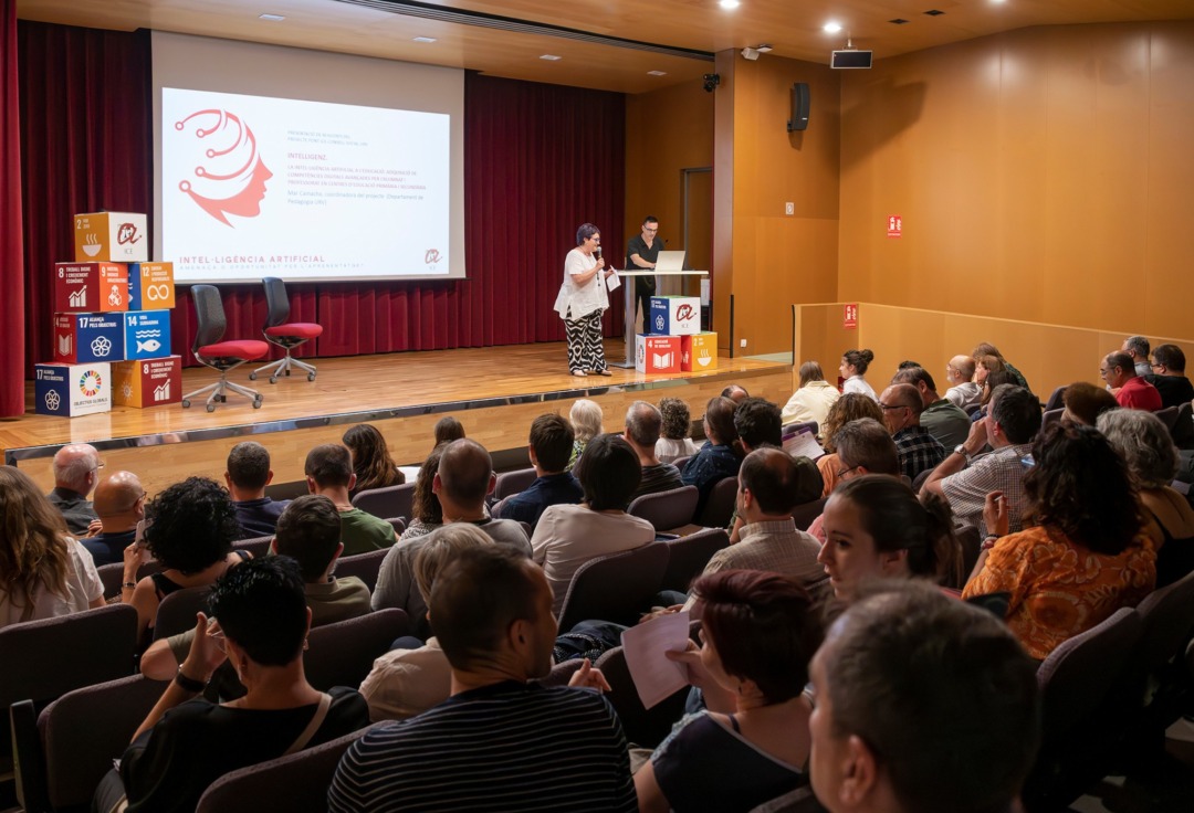 La jornada sobre l’aplicació de la intel·ligència artificial a la docència va omplir de docents l’Aula Magna del campus Catalunya. Foto: URV