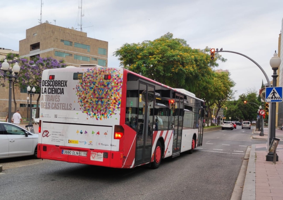 La campanya en un dels busos de Tarragona. Foto: URV