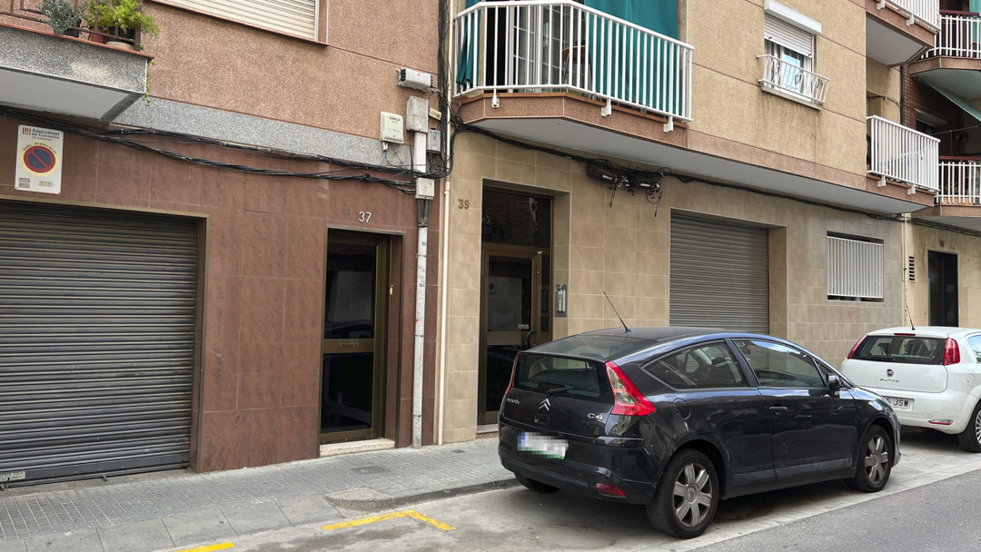 Un dels domicilis de Cornellà de Llobregat on els Mossos han fet entrades. Foto: ACN