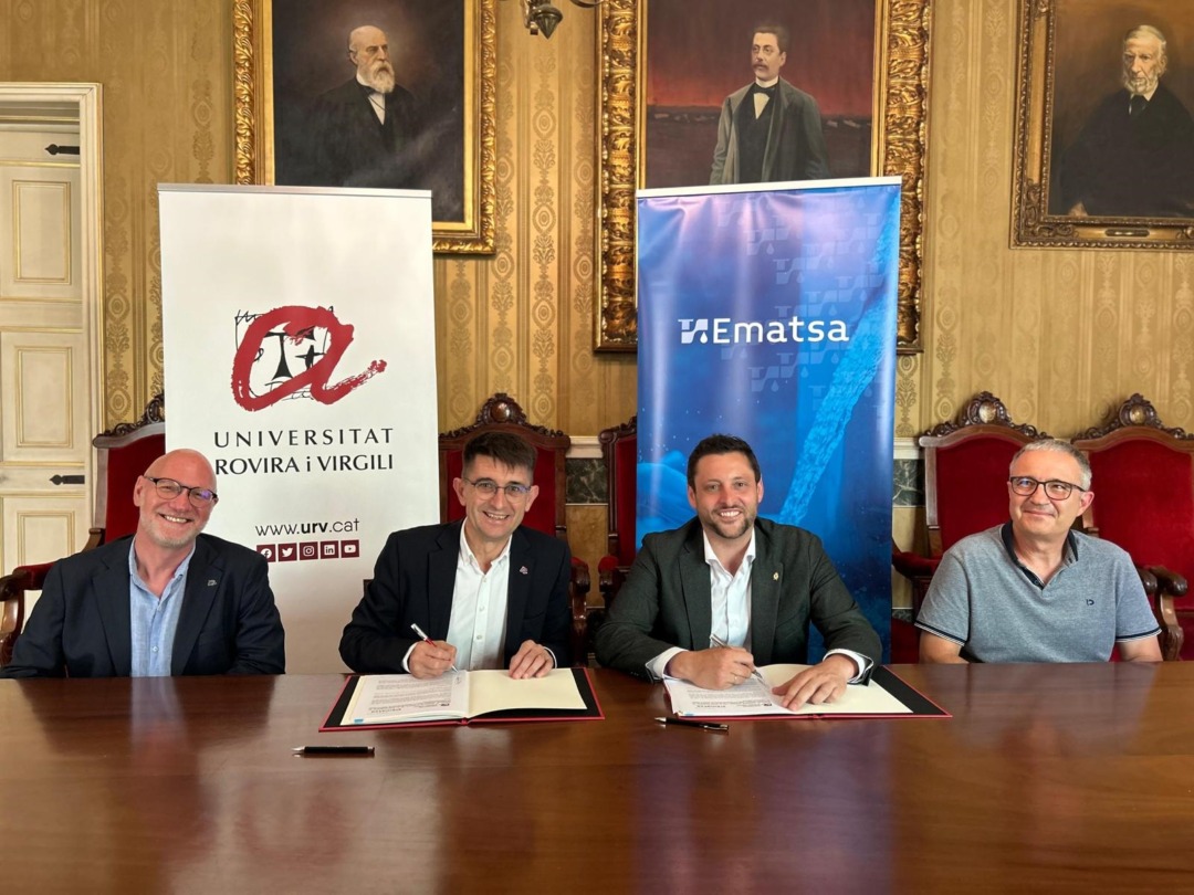 D'esquerra a dreta: Joan Josep Carvajal, degà de la Facultat de Química; Josep Pallarès, rector de la URV; Ruben Viñuales, alcalde de Tarragona; Dani Milan, gerent d'Ematsa. Foto: Cedida