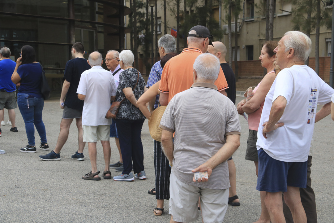 Ciutadans fent cua en un col·legi electoral de Tarragona. Foto: ACN