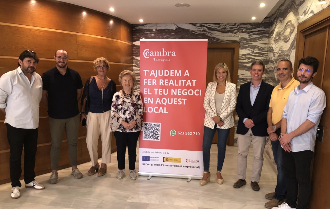 Foto de presentació de la iniciativa amb Laura Roigé, presidenta de la Cambra de Tarragona; Montse Adan, primera tinent d'alcalde de Tarragona; Lluís Colet, membre del Comitè Executiu de la Cambra; Ramon Sicart, responsable de l'Àrea d'Emprenedoria de la Cambra, amb diferents representants del sector immobiliari. Foto: Cambra Tarragona