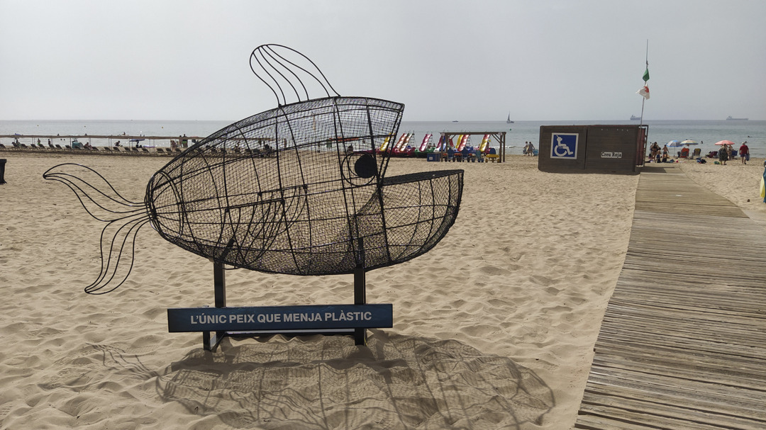 Una imatge de l'escultura on s'hi poden dipositar envasos de plàstic. Foto: Cedida