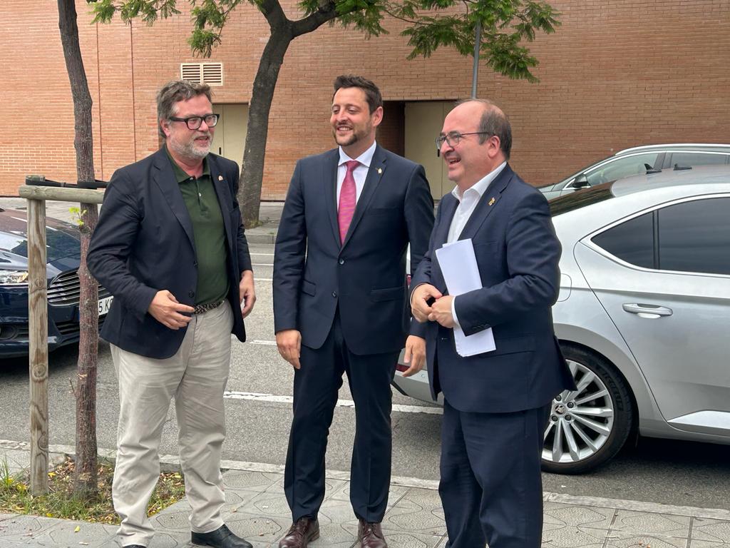 El subdelegat del Govern, l'alcalde i el ministre Iceta a l'arribada a la Necròpolis. Foto: Tots21