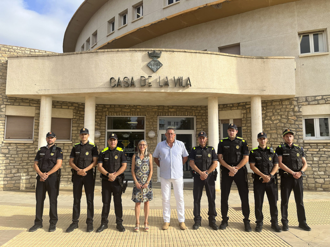 L'alcaldessa, el regidor de Seguretat Ciutadana, el cap de la Policia Local i el caporal, amb els cinc agents de reforç d'estiu. Foto: Cedida