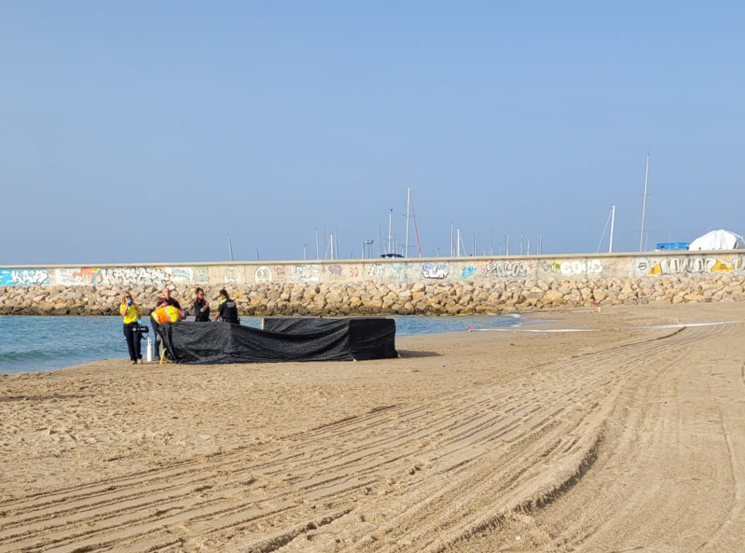 La zona de la platja ha quedat perimetrada. Foto: Ajuntament Roda de Berà