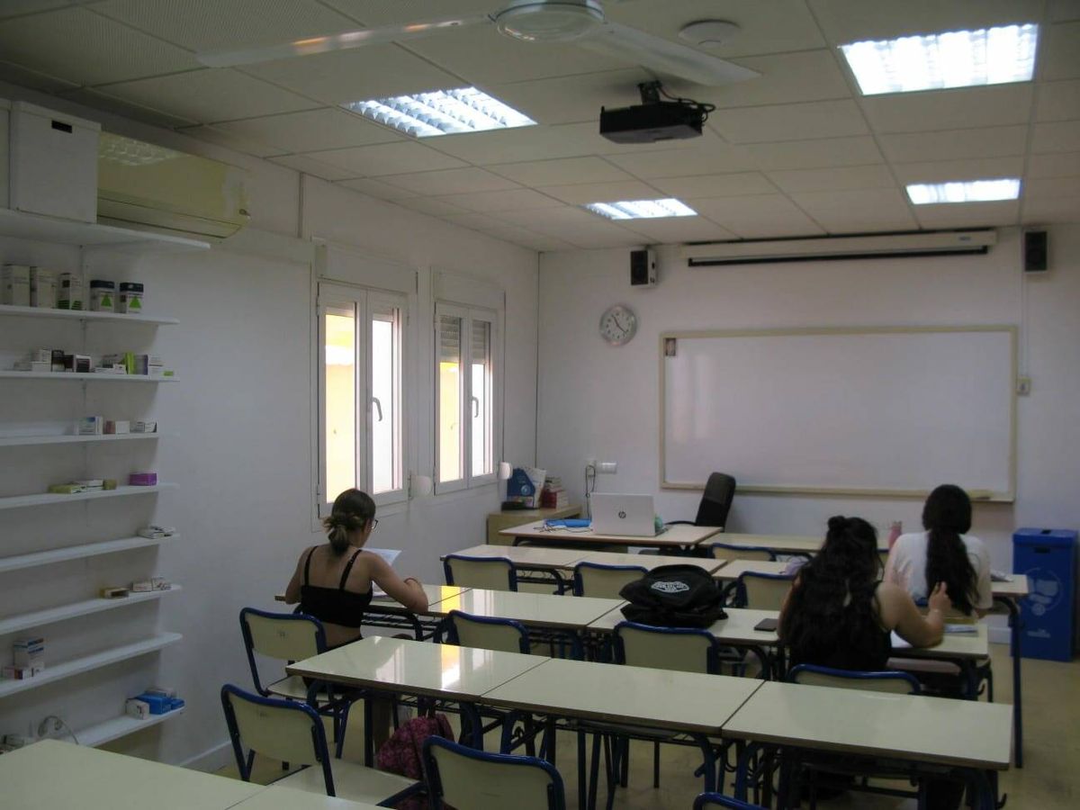Una de les aules d'un centre de Jerez que compta amb un aire condicionat intervingut per la Guardia Civil. Foto: Cedida