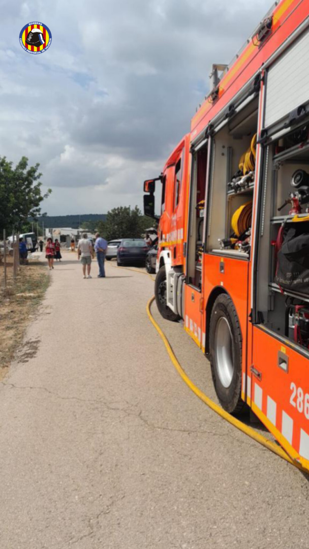 Els Bombers han acudit al lloc dels fets per sufocar un petit incendi. Foto: Centre d'Emergències Comunitat Valenciana