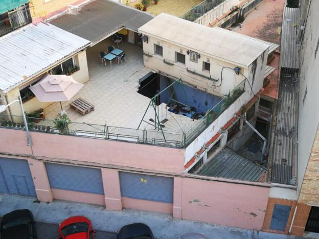 Imatge d'una piscina que ha vençut pel pes en una terrassa. Foto: Cedida