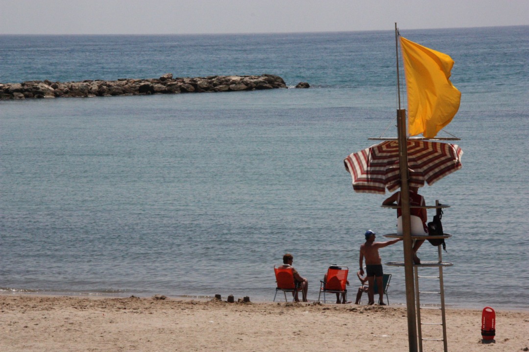 Segona víctima mortal d'aquest dissabte a les platges catalanes: un home de 32 anys i de nacionalitat índia ha mort ofegat a la platja del Miracle de Tarragona, al Tarragonès. Se suma a l'home de 55 anys que ha mort aquest migdia ha mort a la platja del Salatar de Roses, a l'Alt Empordà. En els dos casos onejava la bandera groga. En el moment de l'incident a la platja de Tarragona hi havia servei de socorrisme, que ha alertat al telèfon d'emergència 112 que havien tret de l'aigua un home inconscient. El Sistema d'Emergències Mèdiques (SEM) ha mobilitzat tres unitats fins al lloc dels fets i ha seguit les maniobres de reanimació sense èxit. És la vuitena víctima mortal a les platges catalanes des del 15 de juny.Els Mossos d’Esquadra, la Guardia Urbana de Tarragona i la Guardia Civil també s’han desplaçat a la zona. El cos de la Guardia Civil serà qui s’encarregarà de les diligències.