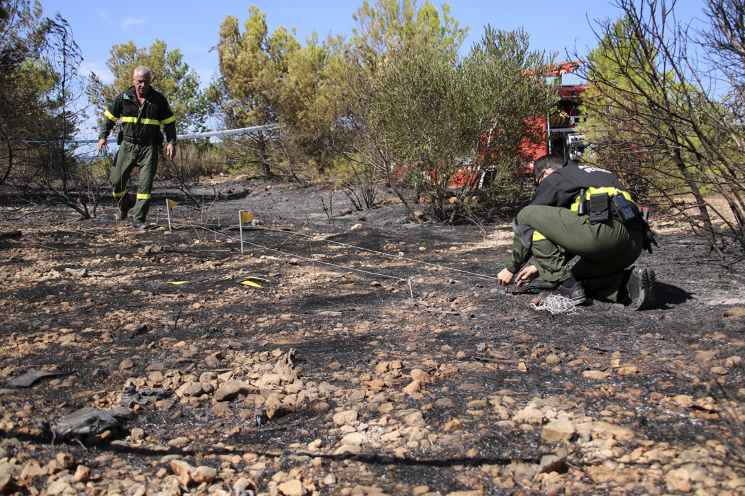 Treballs d'investigació per conèixer les causes de l'incendi de Mont-roig. Foto: Mar Rovira
