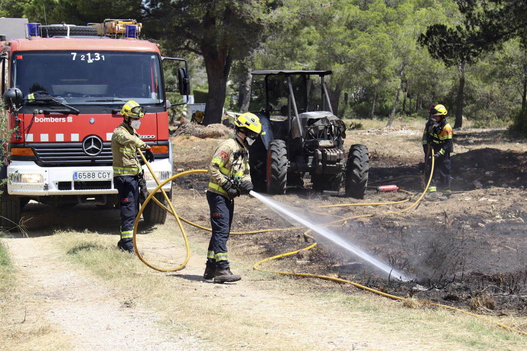 Bombers treballant en l'extinció de l'incendi. Foto: ACN