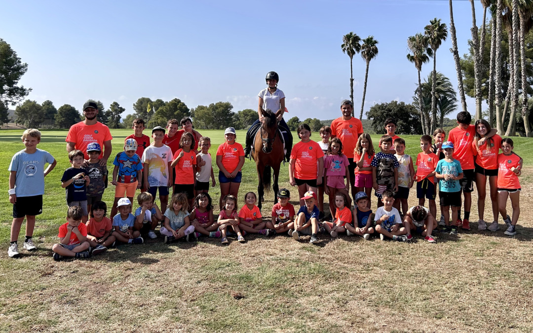 Una imatge de grup durant la visita de l'euga. Foto: Golf Costa Daurada