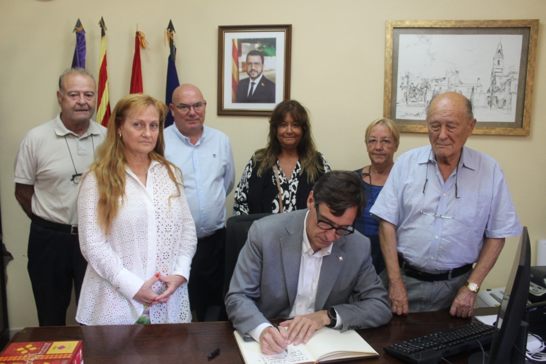 Salvador Illa ha signat al Llibre d'Honor de l'Ajuntament de Creixell. Foto: Cedida
