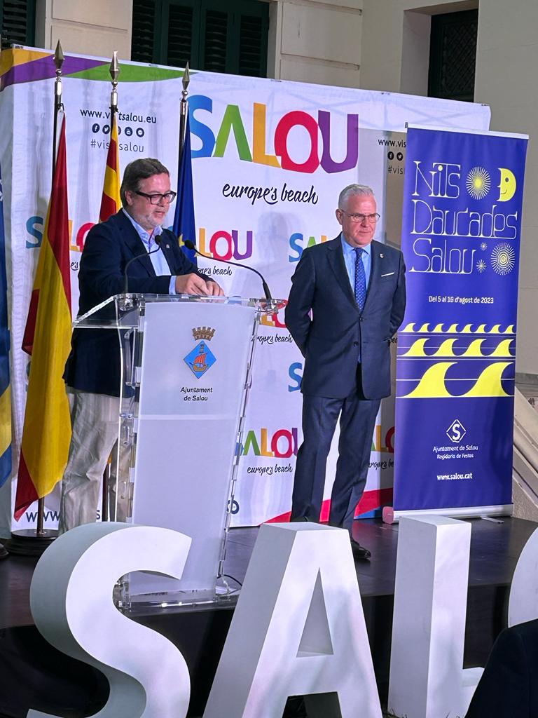 El pregoner, Santiago Castellà, i l'alcalde Pere Granados. Foto: Tots21