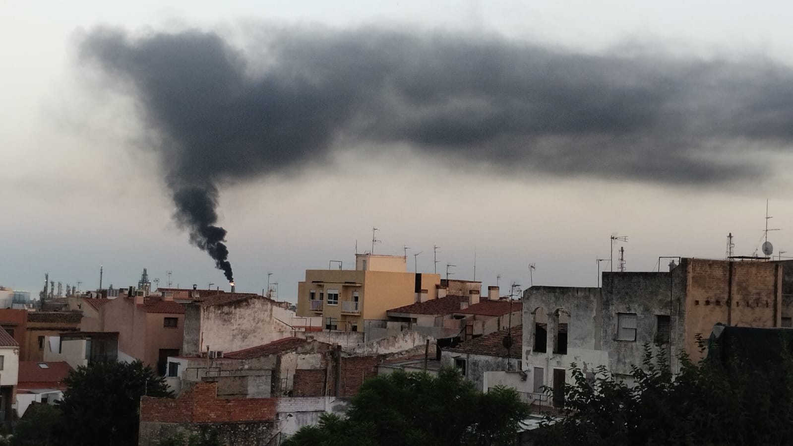 El fum prové de la planta de Dow al polígon sud, a La Canonja. Foto: Cedida