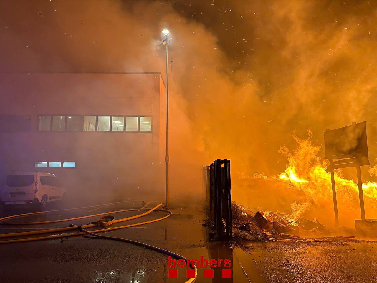 Imatge de l'incendi del 14 d'abril a la planta de Botarell. Foto: Bombers