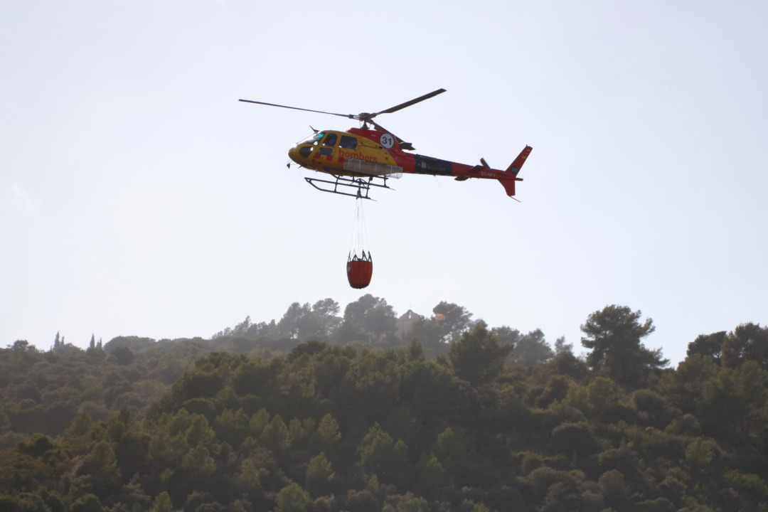 Un helicòpter de Bombers sobre l'incendi de la Selva. Foto: Arnau Martínez