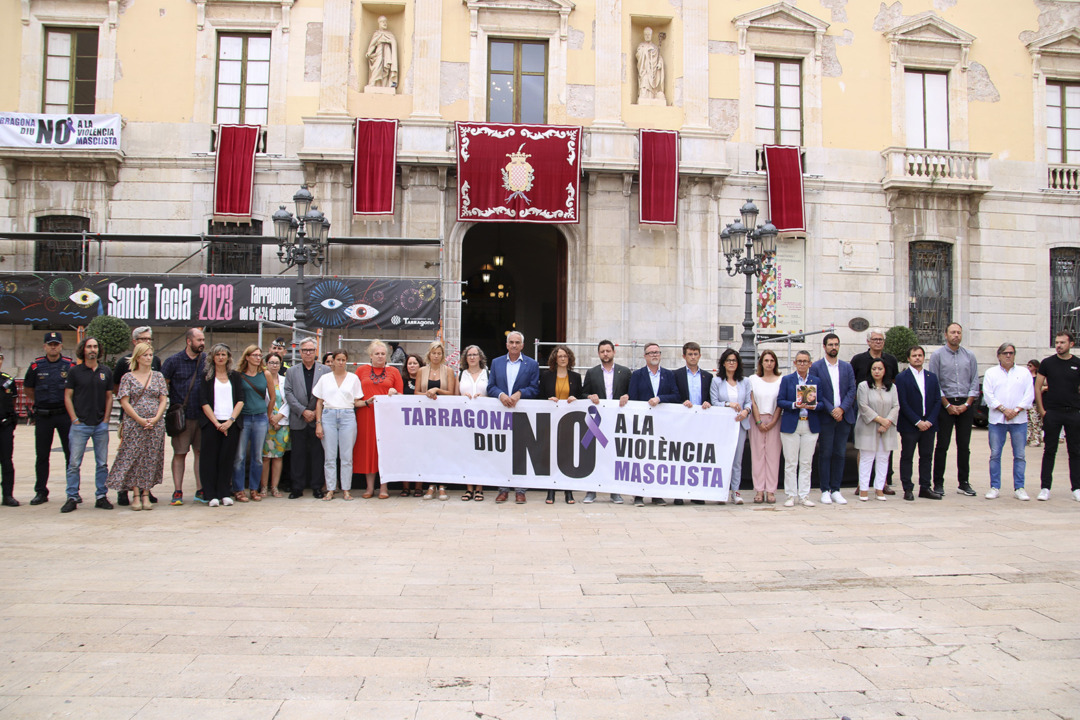 Minut de silenci davant l'Ajuntament de Tarragona per condemnar l'homicidi. Foto: Arnau Martínez