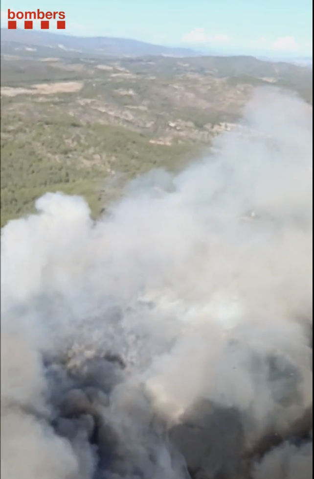 Captura de pantalla d'un vídeo de l'incendi de Vespella de Gaià. Foto: Bombers