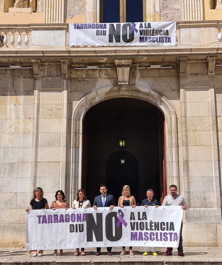 Minut de silenci davant l'Ajuntament de Tarragona. Foto: Cedida