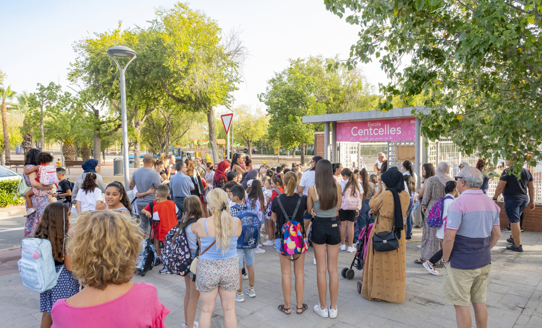 Entrada de l'alumnat a l'escola Centcelles. Foto: Cedida