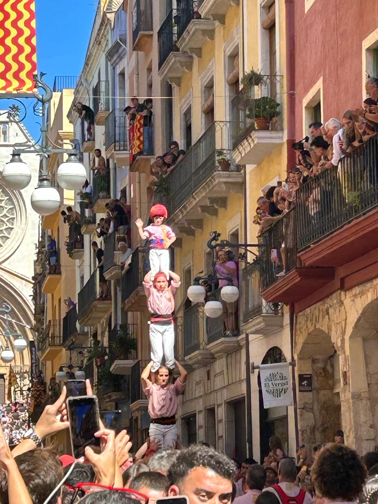 Pilar dels Xiquets de Tarragona enfilant la Baixada Misericòrdia. Foto: Tots21