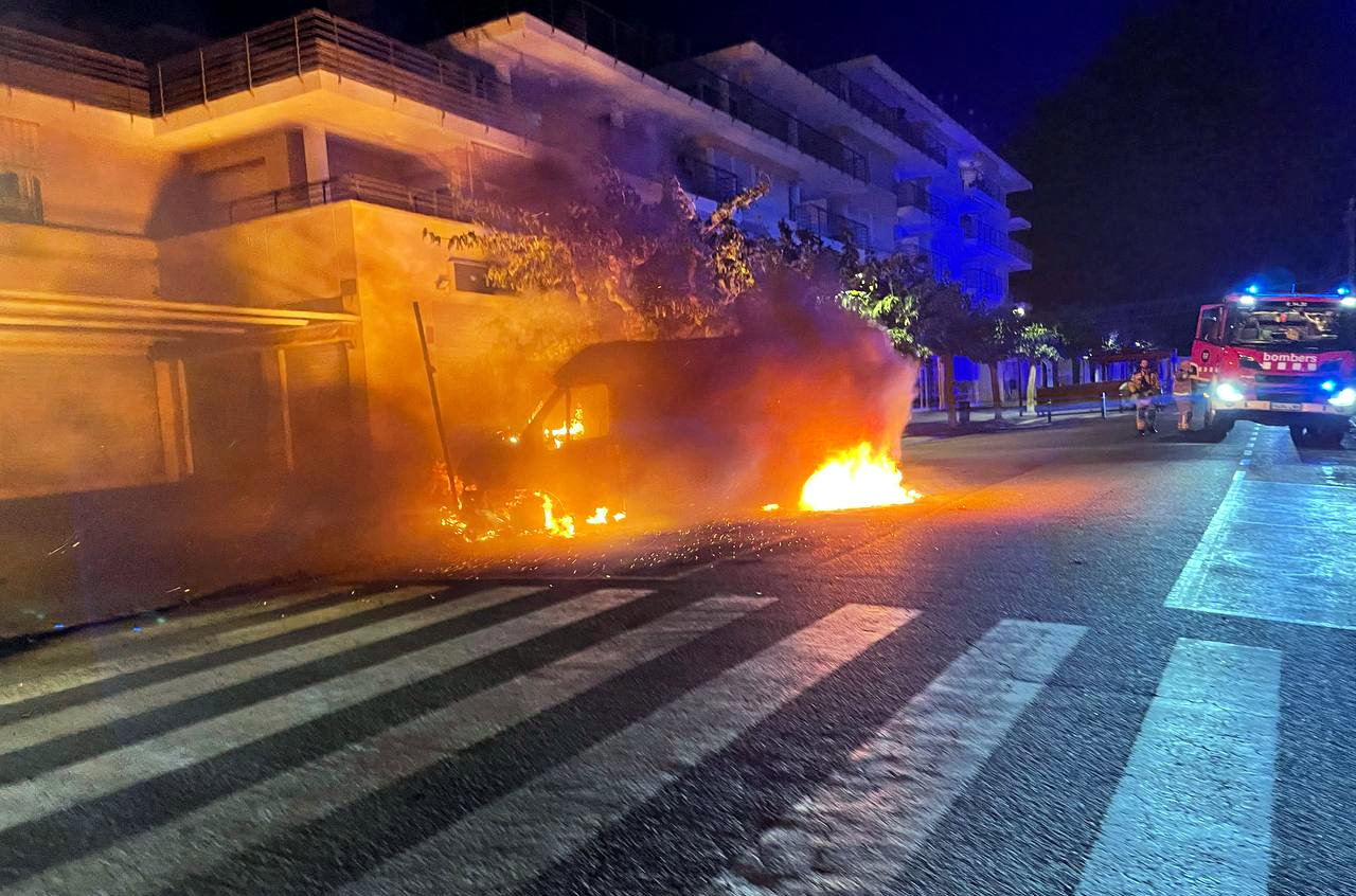Una furgoneta ha cremat a Roda de Berà. Foto: Bombers