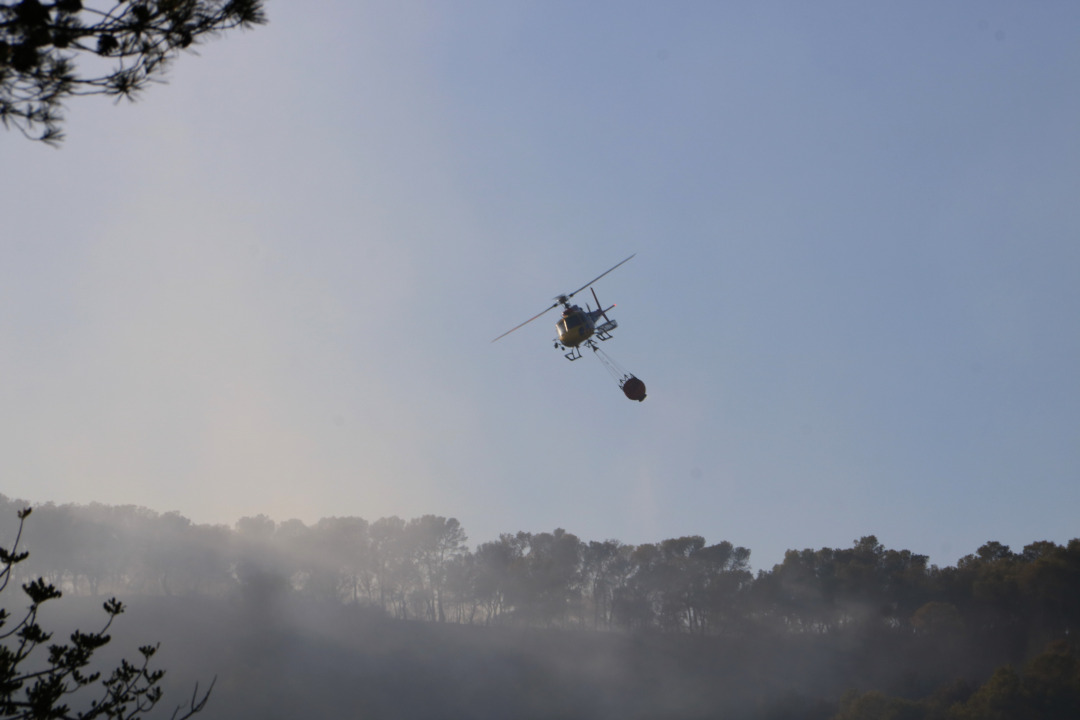 Un helicòpter dels Bombers treballant per extingir l'incendi. Foto: ACN
