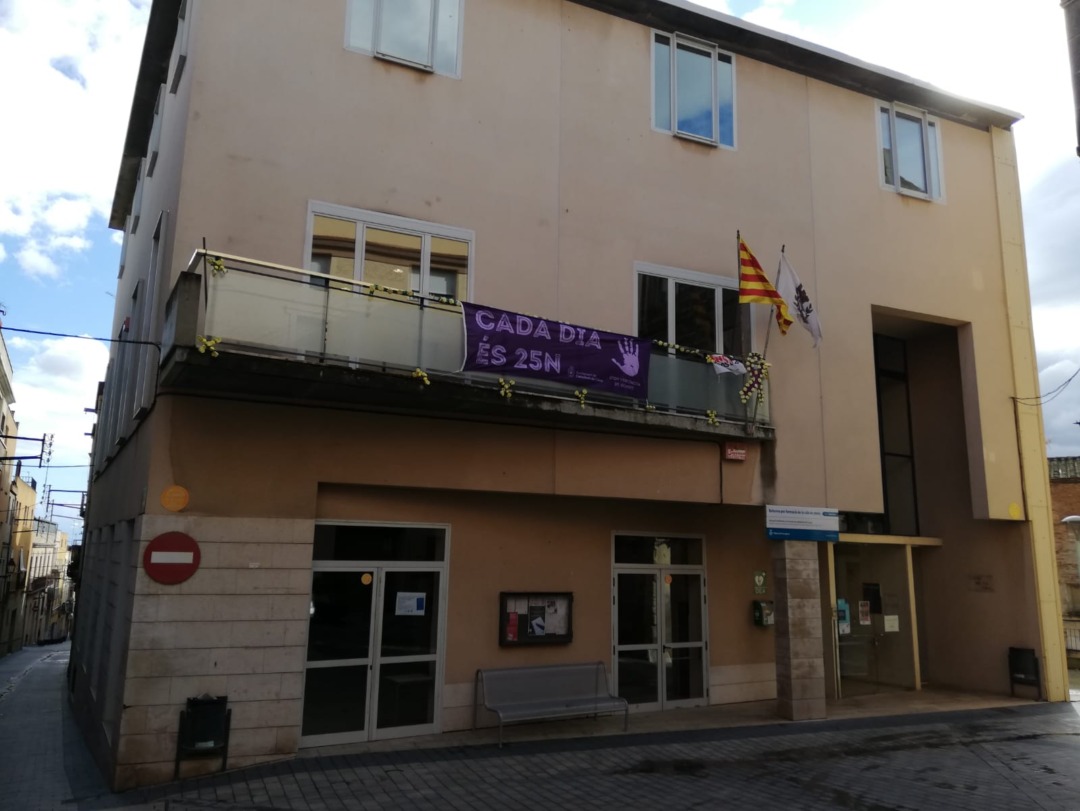 Pancarta del 25N a la façana de l'Ajuntament de Castellvell del Camp. Foto: Cedida