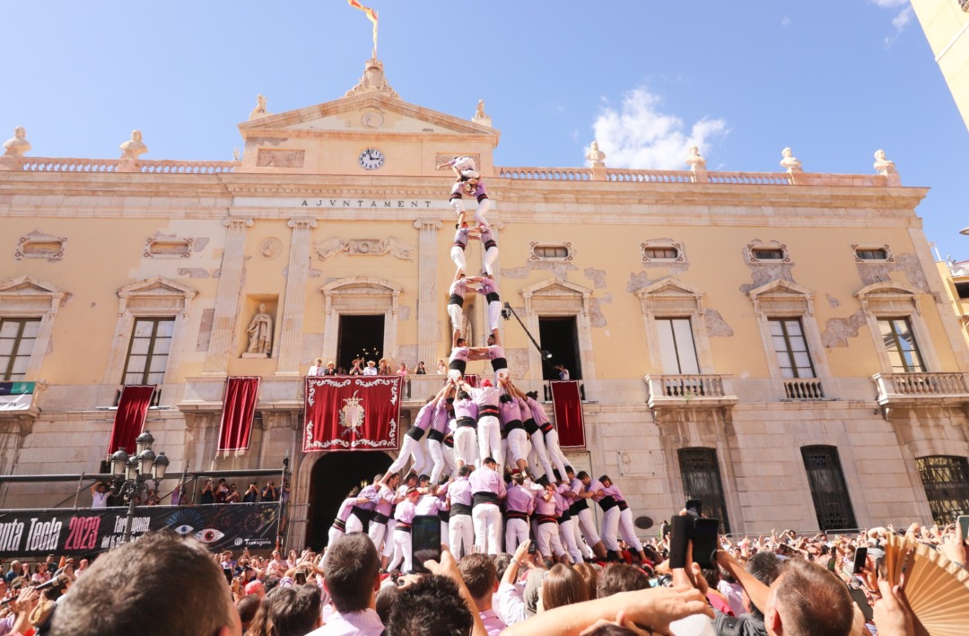 Torre de nou amb folre i manilles de la Jove de Tarragona. Foto: Colla Jove dels Xiquets de Tarragona