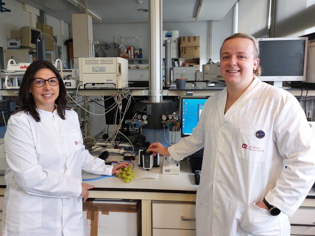Montserrat Mestres i Daniel Schorn, del Departament de Química Analítica i Química Orgànica de la URV. Foto: URV