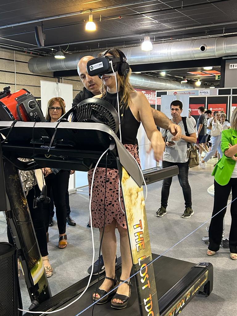 L'alcaldessa de Reus, Sandra Guaita, provant una de les atraccions de realitat virtual. Foto: Tots21