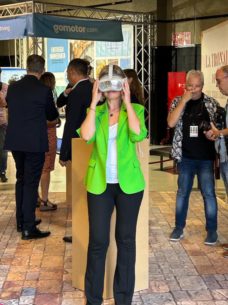 La presidenta de la Diputació i regidora de l'Ajuntament de Reus, Noemí Llauradó, tampoc no s'ha volgut perdre les ulleres de realitat virtual. Foto: Tots21