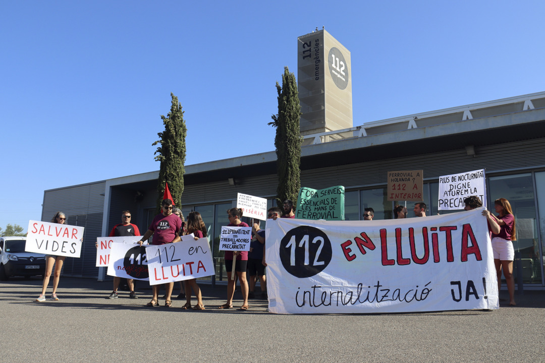 Manifestació de treballadors a les portes del 112 de Reus. Foto: Neus Bertola