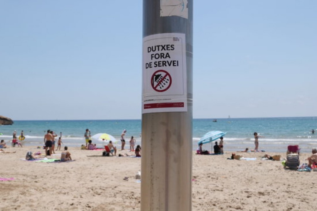 Una de les mesures implementades va ser tancar parcialment les dutxes de les platges. Foto: ACN