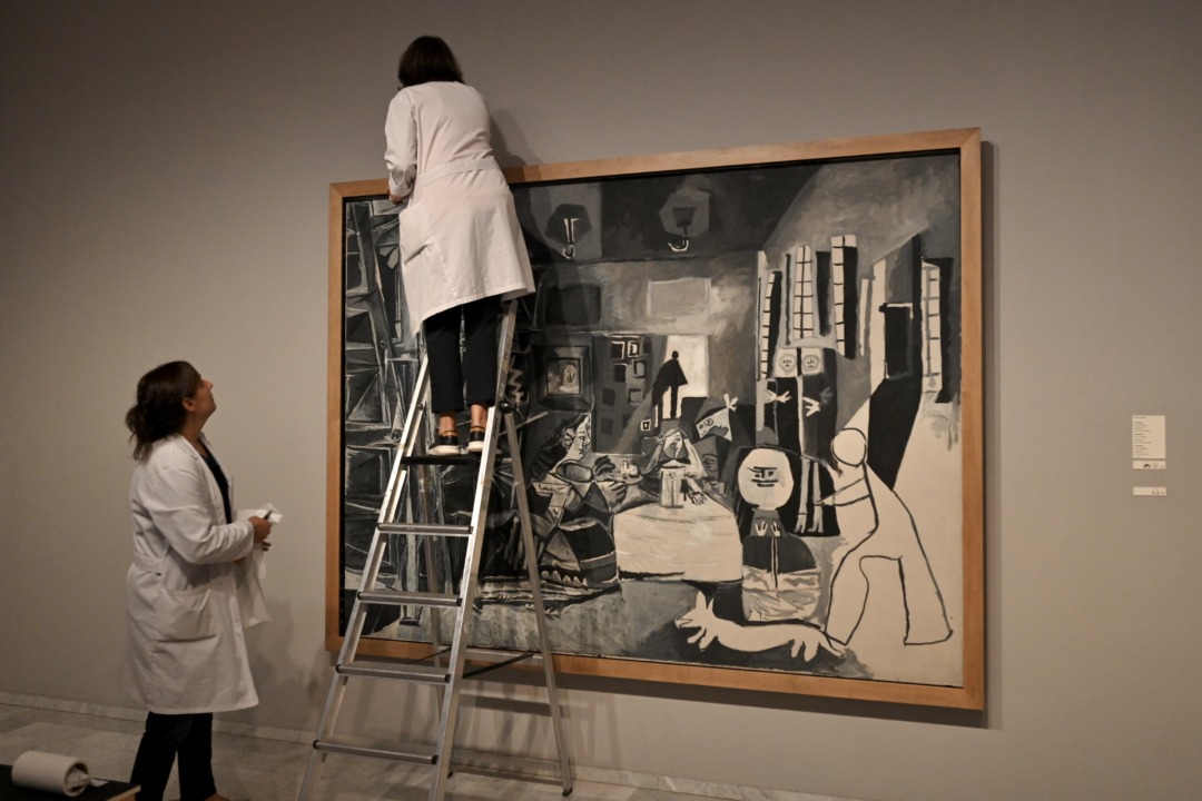 Una tècnica del museu supervisant el trasllat. Foto: Museu Picasso Barcelona