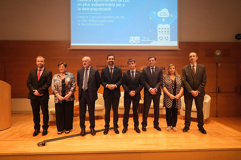 Els representants de la URV, la Fundació Repsol i la Generalitat, durant l'acte de presentació de la Càtedra. Foto: URV