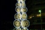 Un arbre de Nadal allunyat del classicisme per il·luminar les festes a Salou