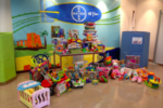 Els voluntaris de Bayer recullen un centenar de joguines per la Creu Roja de Vila-seca