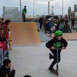 Joves i nens patinadors posen en marxa el flamant 'skate park' de La Canonja