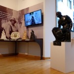 Experiència pionera en art: la Diputació permet que els invidents puguin tocar les escultures