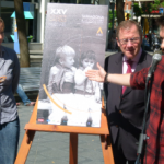 Dos nens castellers, en una foto de fa 42 anys, imatge promocional del cartell de la 25a edició