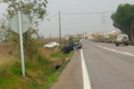 Un cotxe se surt de la carretera a l’entrada del Morell