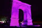 Roda de Berà il·lumina de color lila l’arc iris per recordr les víctimes de la violència